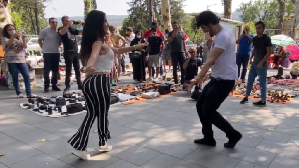 Тбилиси лезгинка. Танец лезгинка на улице. Девушка танцует лезгинку. Грузинские лезгинки 2021. Чеченские девушки танцуют лезгинку.